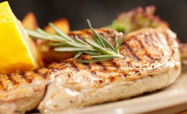 Приготовленная курина грудка на Камне VasilevGrill