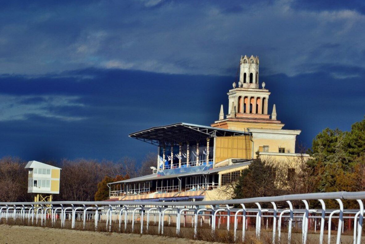 Ипподром пятигорск. Ипподром ставрополь. Пятигорский ипподром 1950. Ипподром в пятигорске фото. Ипподром пятигорск здание.
