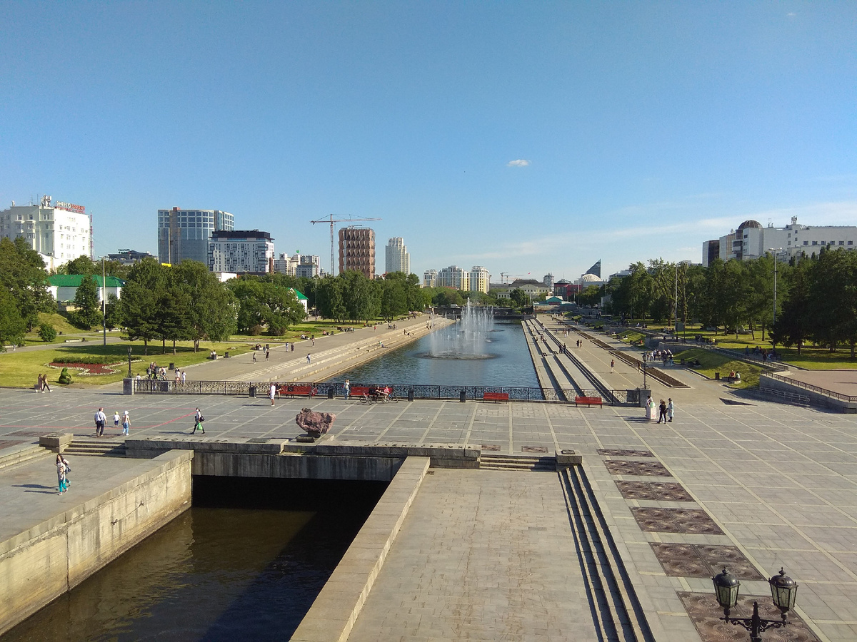 Царство бетона и стекла с редкими деревьями
