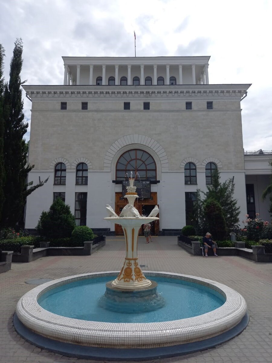 Здание вокзала в Симферополе