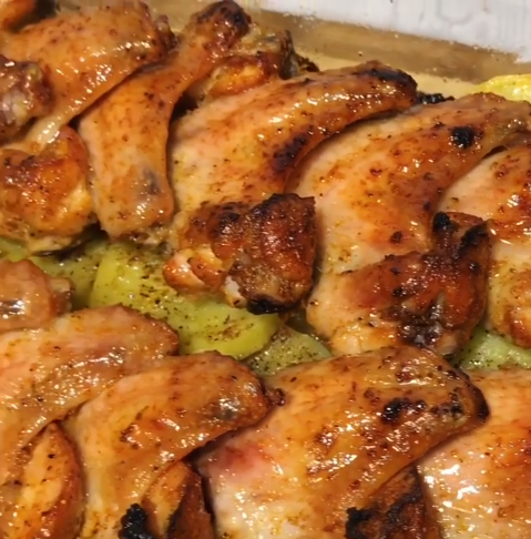 Куриные крылья с овощами в рукаве в духовке