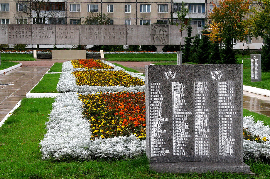 Мемориал находится в центре города рядом с торгово-развлекательным комплексом. Фото: Андрей Крижановский/Wikimedia