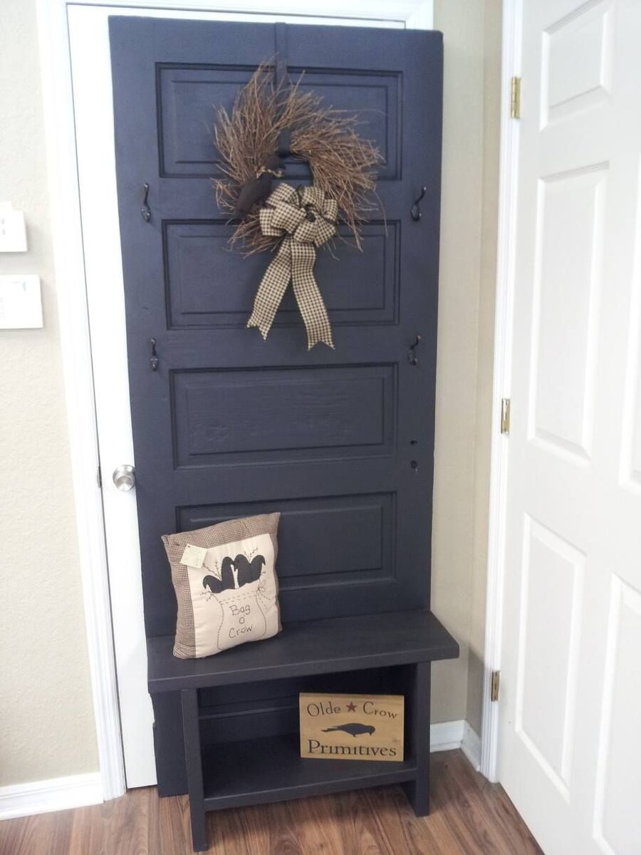 Вешалка в прихожую из старой двери.