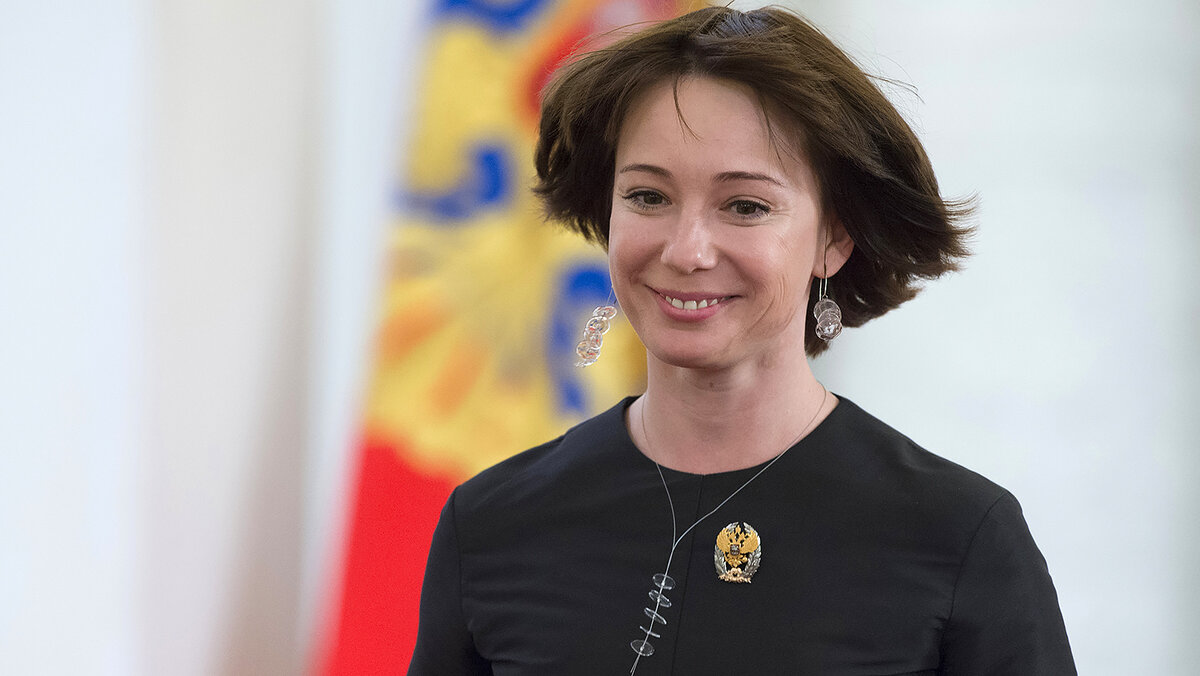 Хаматова обласкана властью, но показательно борется с ней. Получила вид на ПМЖ в Латвии, но никак не съедет туда -- московская кормушка слишком обильная.