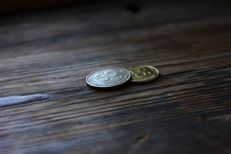 Ответы вороковский.рф: Нашла под дверью, монеты сложенные в аккуратную стопочку. Что это может быть?