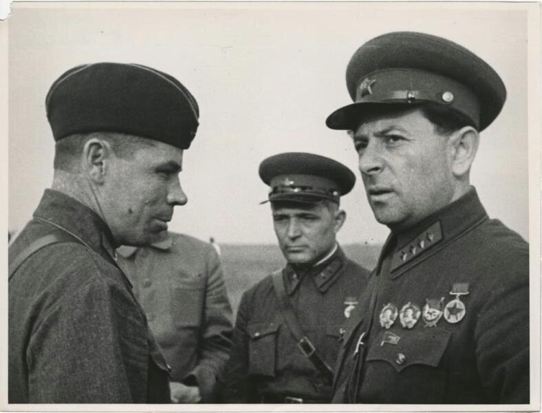 Армейский комиссар 1-го ранга Л.З. Мехлис на фронте. 1941 год