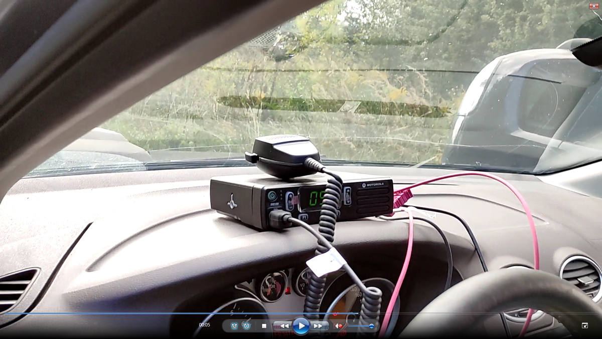 Автомобиль с 40 Вт-ной радиостанцией Motorola был установленная на опушке леса