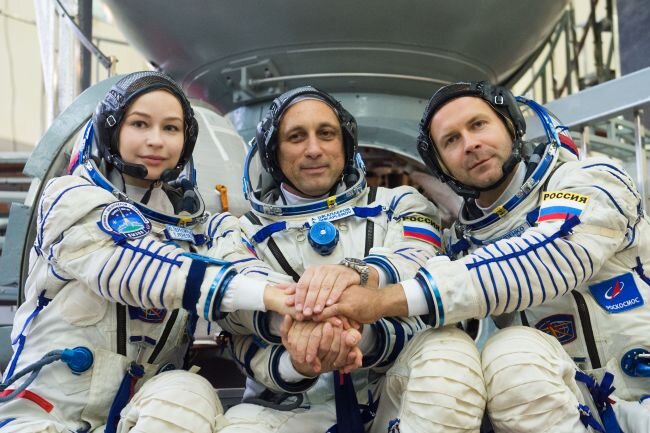 Основной экипаж МКС 66. Командир Антон Шкаплеров, режисер Антон Шкаплеров, актриса Юлия Пересильд.
