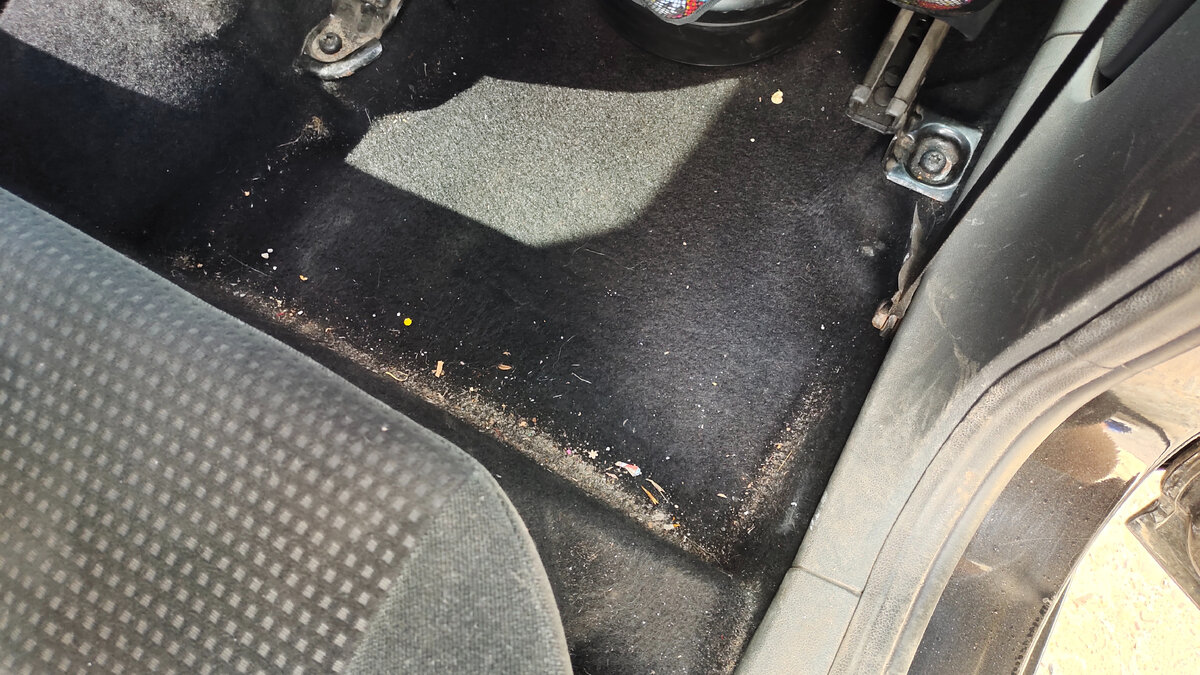 Столько мусора было под ковриками сзади, где ездят дети. Хотя это было лето и сухая осень. Пылесосилась машина последний раз 3 месяца назад. Листай дальше >>>