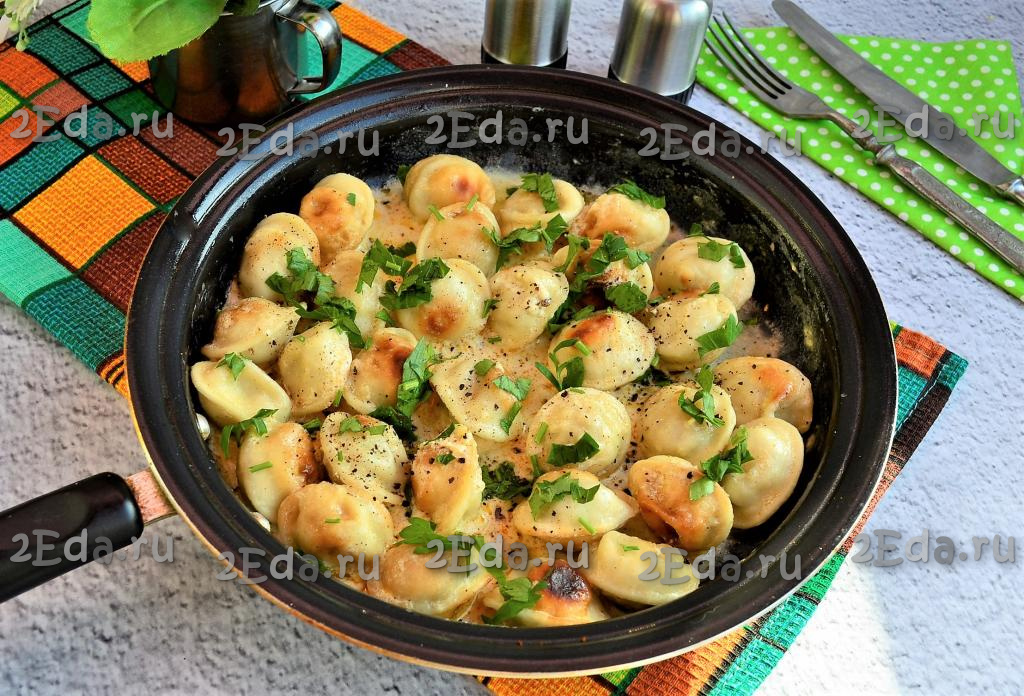 Если вам нужно быстро и вкусно накормить своих родных, предлагаю приготовить жареные пельмени со сметаной на сковороде. Практически в каждом холодильнике есть замороженные покупные или домашние пельмешки, сварить их - достаточно банально. Приготовьте пельмени по этому рецепту и вы получите интересное, новое блюдо, ваши родные это оценят!
