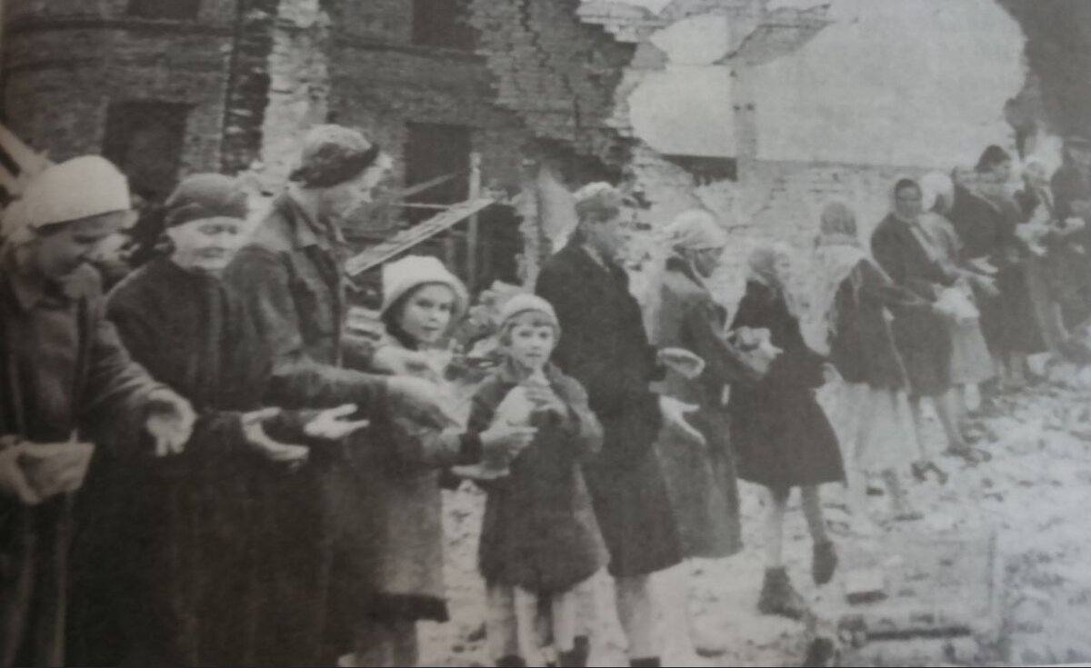 Вот так и дети восстанавливали город. Снимок из книги Н. Левина