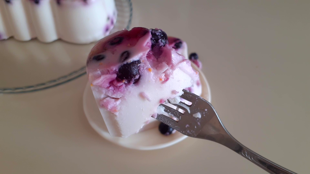 And considering that this is an absolutely safe dessert, without the addition of sugar and animal milk, it is suitable for absolutely everyone, even those with lactose intolerance. Berries are perfectly combined in a souffle and delight not only with their aroma, but also with an aesthetic appearance.