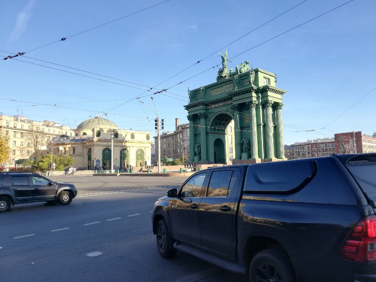 в Санкт-Петербурге я остановилась у друга. Он живет около ст. м. Нарвская. Любовалась Нарвскими триумфальными воротами ежедневно