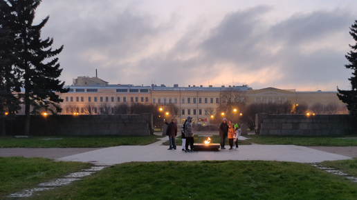 Мемориальный комплекс на Марсовом поле – памятник жертвам Революции. Здесь в 1957 г. был зажжён первый в СССР Вечный огонь