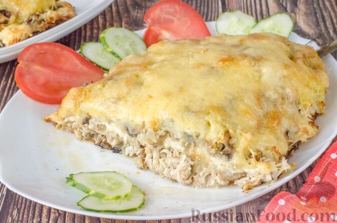 скумбрия, картофель, лук репчатый, шампиньоны, сыр плавленый, сыр твёрдый, чеснок, масло оливковое, соус соевый, орегано, базилик, тимьян, соль, перец чёрный молотый