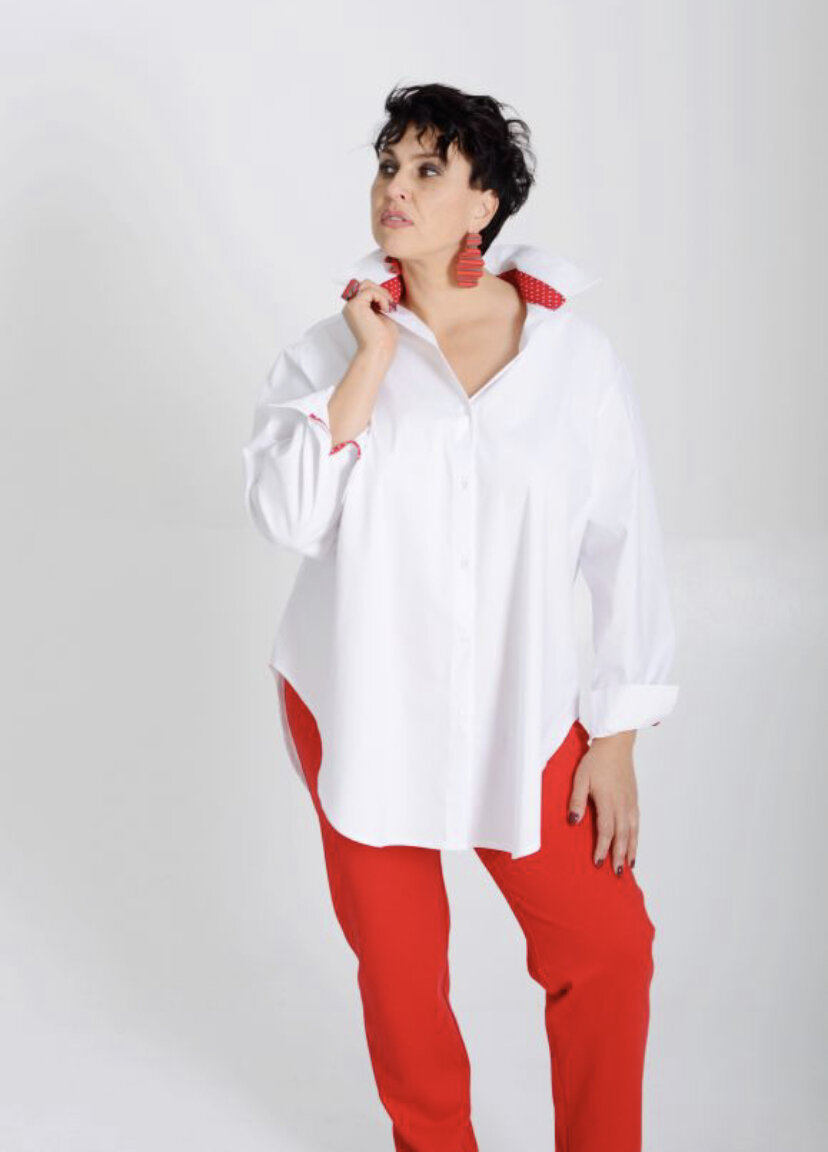 Рубашка с яркими джинсами