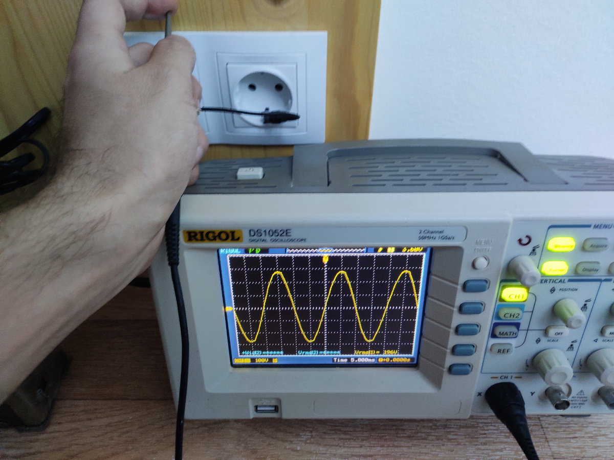 Показания осциллографа на лоджии. Фото автора.