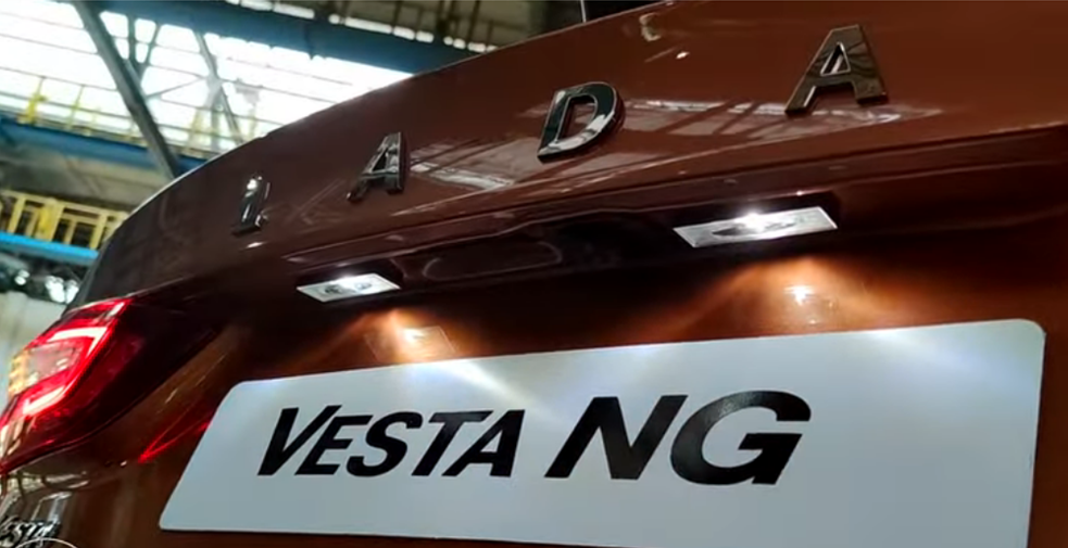 Lada Vesta Cross NG - настоящий прорыв. У нее мягкая панель, светодиодные фары, цифровые приборы (совсем другая машина)