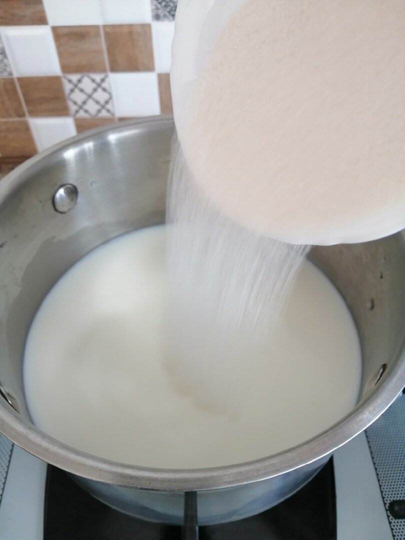 соединяем молоко и сахар