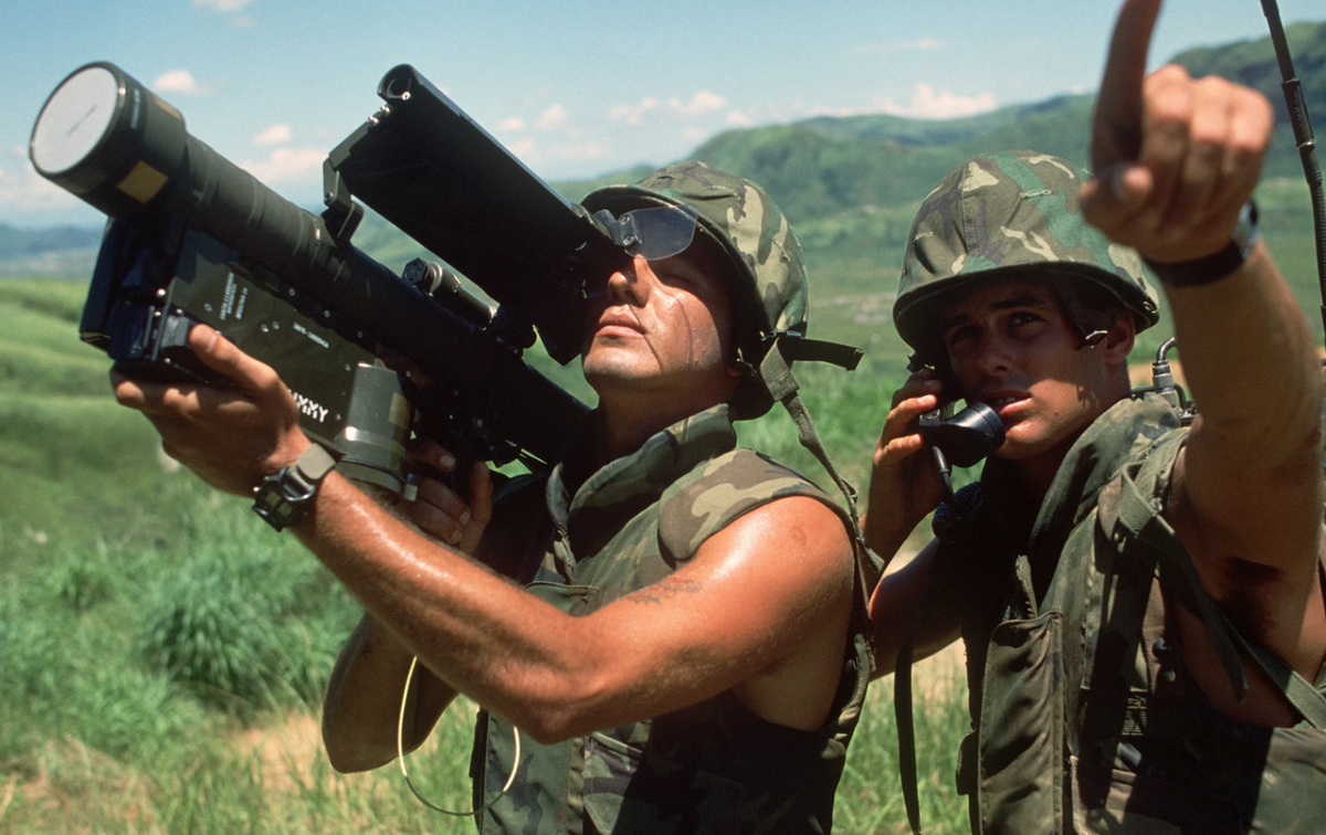 "Стингеры" стали настоящей военной легендой 80-х. Им посвящали фильмы и целые монографии. Его советский "одноклассник", ПЗРК "Игла" имел намного меньшую медийную славу, но довольно охотно раскупался, как тогда говорили, "ьреьбими странами". Фото Дефенс-Ньюс