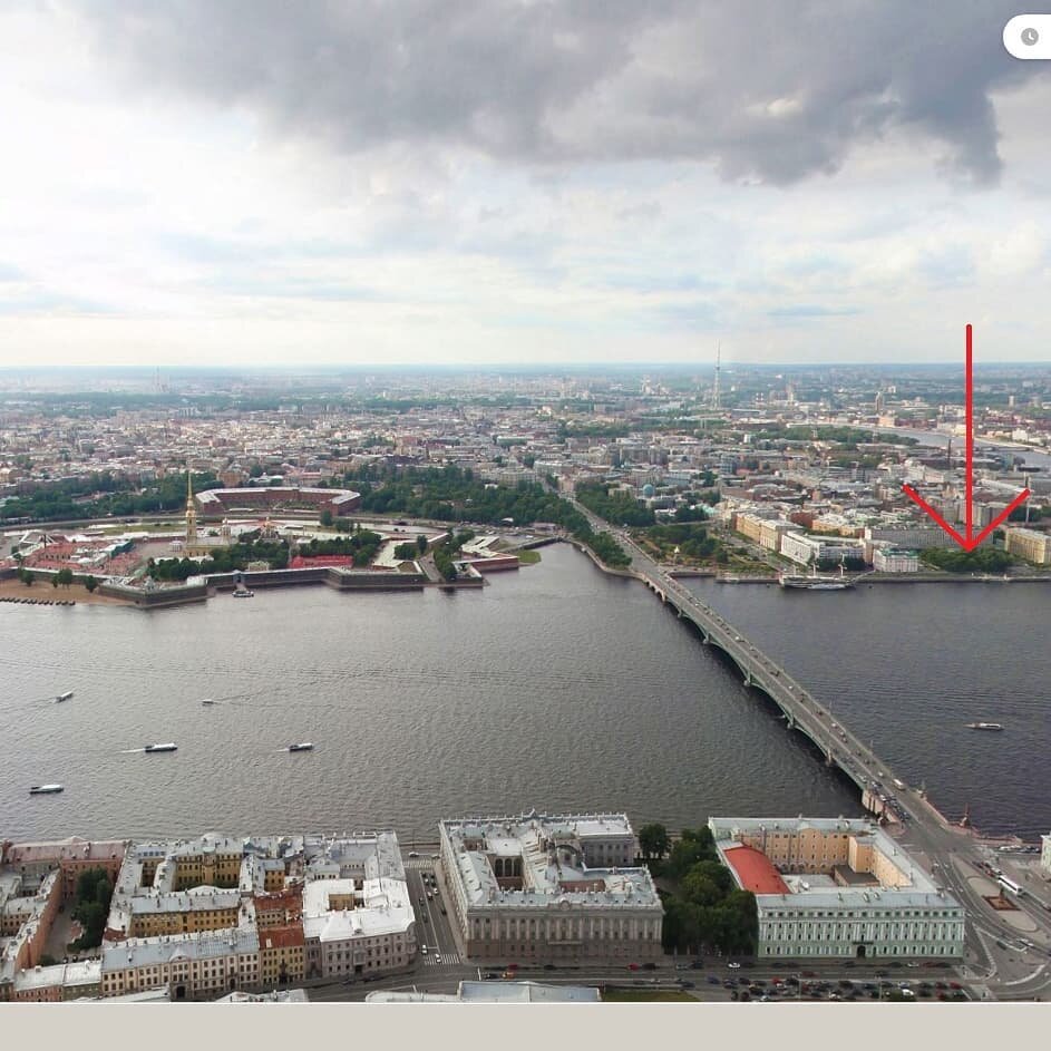 Крепость слева, домик Петра справа.