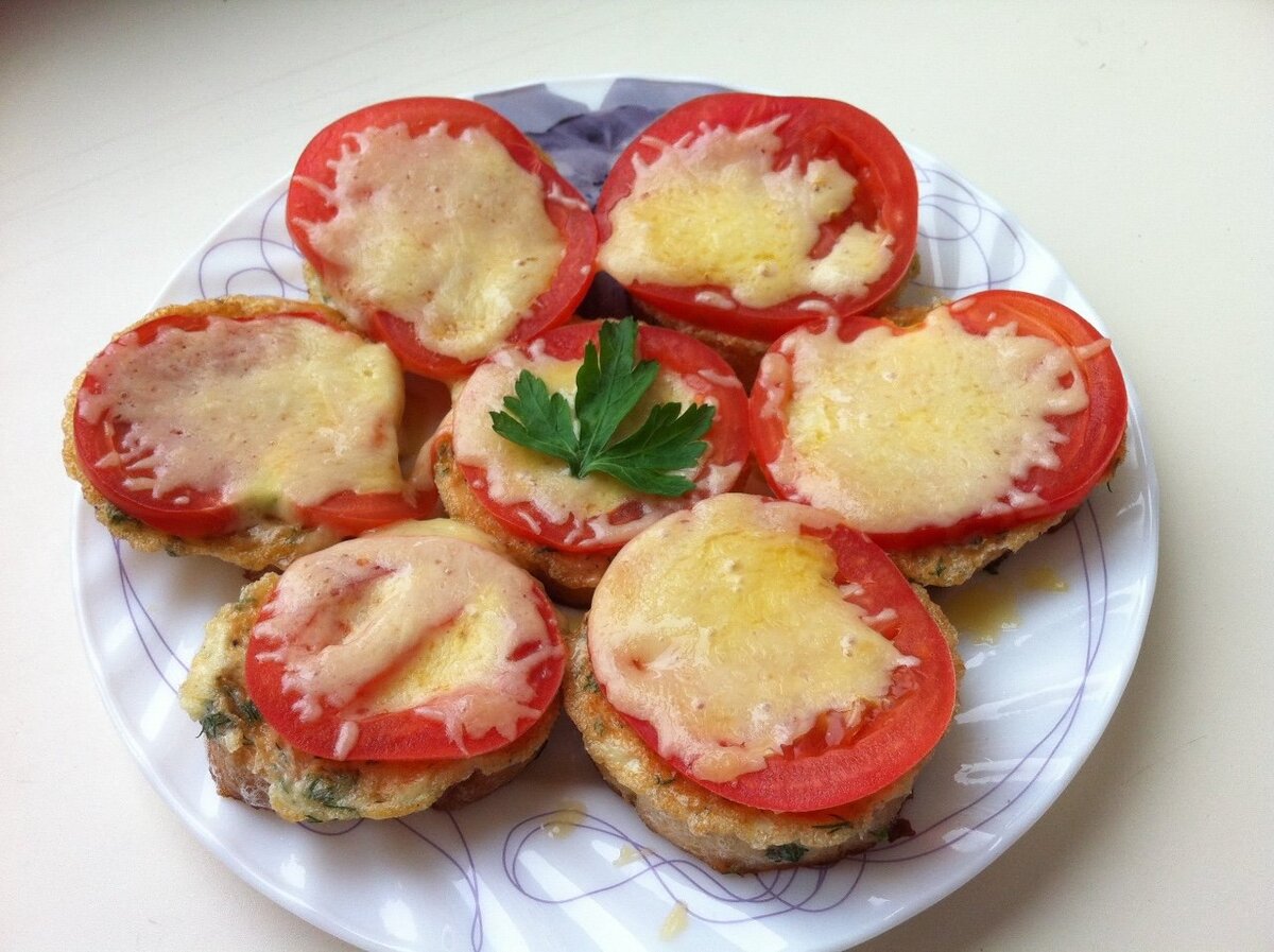 Бутерброды с еврейской закуской и помидорами