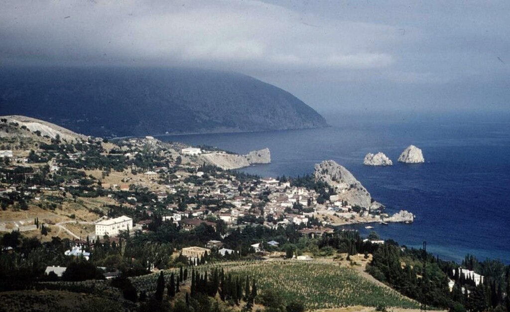 картинка из свободных источников. Медведь - гора и скалы - близнецы.