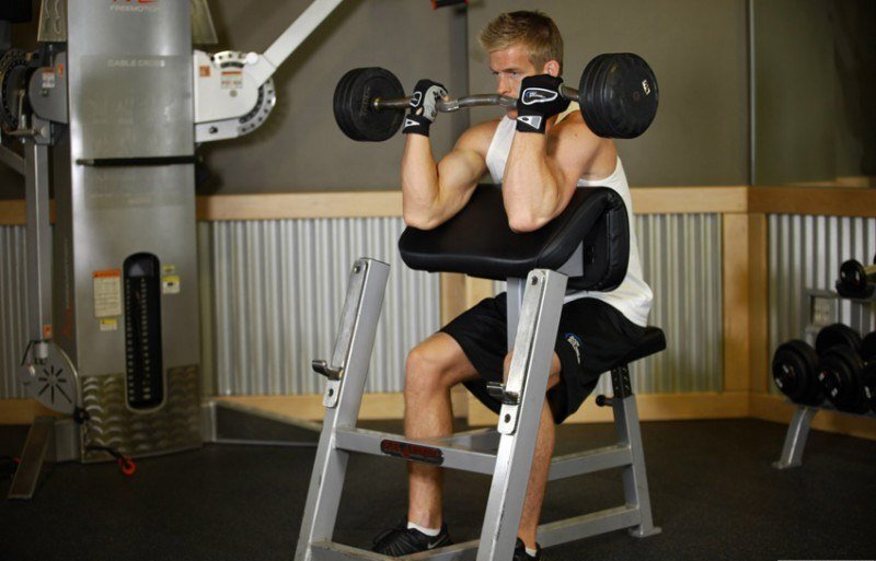 Подъём штанги на бицепс на скамье Скотта: