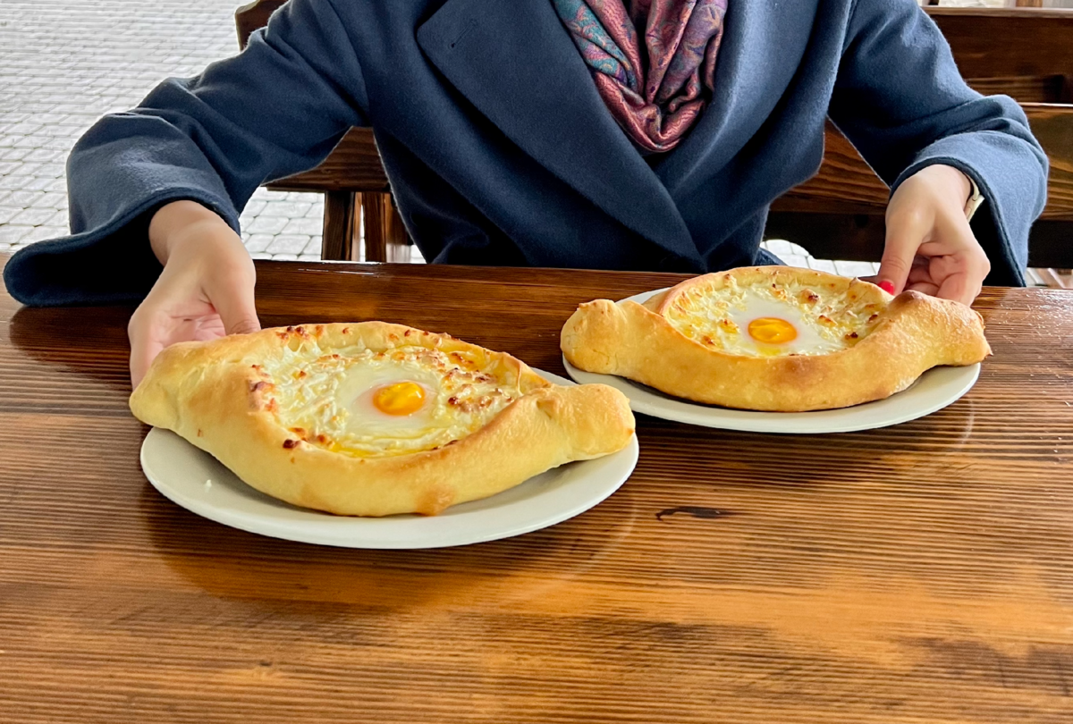 Хачапур Лодочка в ресторане "Кавказская кухня", Абхазия 2022г