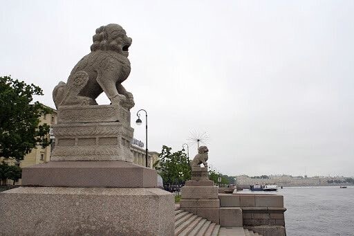 Они к нам приехали из маньчжурского города Гирина благодаря содействию генерала Н.И. Гродекову. Постаменты готовил всеми любимый Леонтий Николаевич Бенуа. 