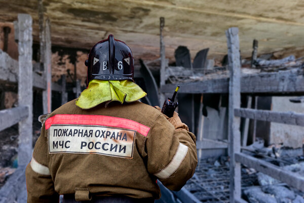 Квартира в жилом доме на Алма-Атинской улице, где располагался хостел. Коллаж © LIFE. Фото © ТАСС / АР / Denis Voronin, © Shutterstock