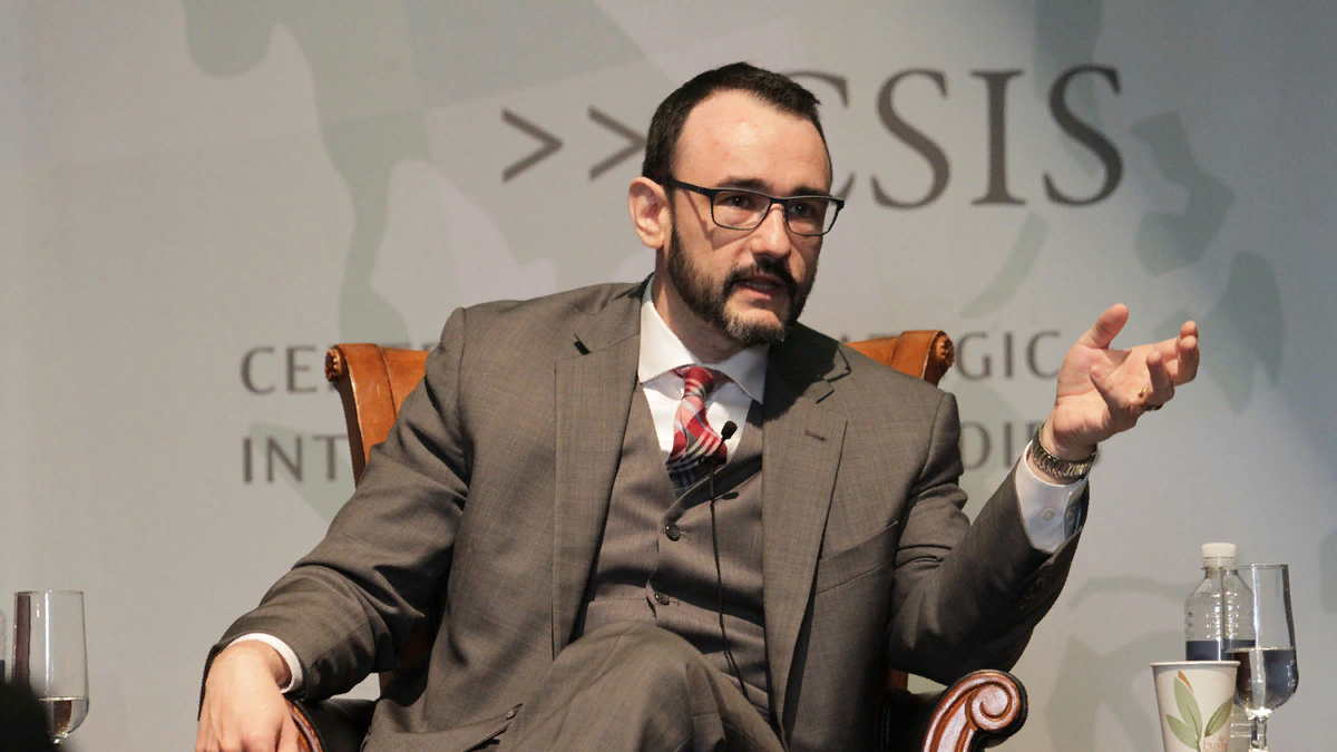 консультирует высокопоставленных военных и правительственных чиновников по вопросам России