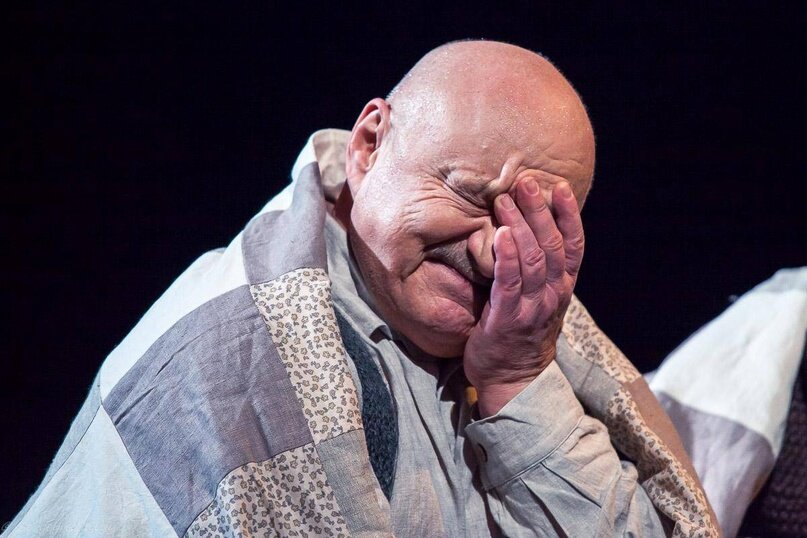 Николай Чиндяйкин в роли Сарафанова в спектакле «Старший сын» в Театре на Таганке. 2017 г.