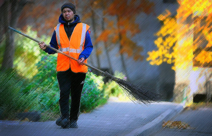 Дворник (быть может, Алимжон или Темир)