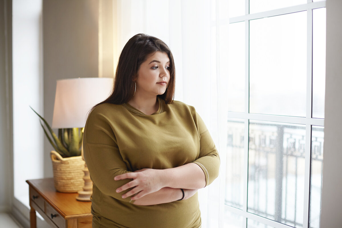 <a href="https://ru.freepik.com/free-photo/people-lifestyle-and-body-positivity-concept-beautiful-young-brunette-female-with-extra-pounds-standing-by-window-at-home-crossing-arms-on-her-chest-having-thoughtful-pensive-look-pondering_11203170.htm#query=%D0%BE%D0%B6%D0%B8%D1%80%D0%B5%D0%BD%D0%B8%D0%B5&position=7&from_view=search">Image by shurkin_son</a> on Freepik