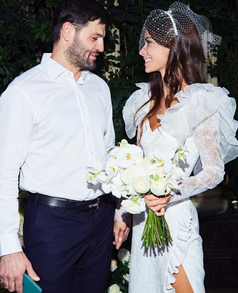 Хоккеист Александр Радулов на днях женился во второй раз. Его избранницей стала девушка Анна, с которой он долгое время встречался.-2