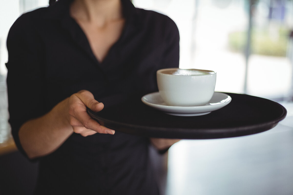 <a href="https://ru.freepik.com/free-photo/mid-section-of-waitress-standing-with-cup-of-coffee_5352276.htm#query=%D0%BE%D1%84%D0%B8%D1%86%D0%B8%D0%B0%D0%BD%D1%82%D0%BA%D0%B0&position=37&from_view=search">Изображение от wavebreakmedia_micro</a> на Freepik