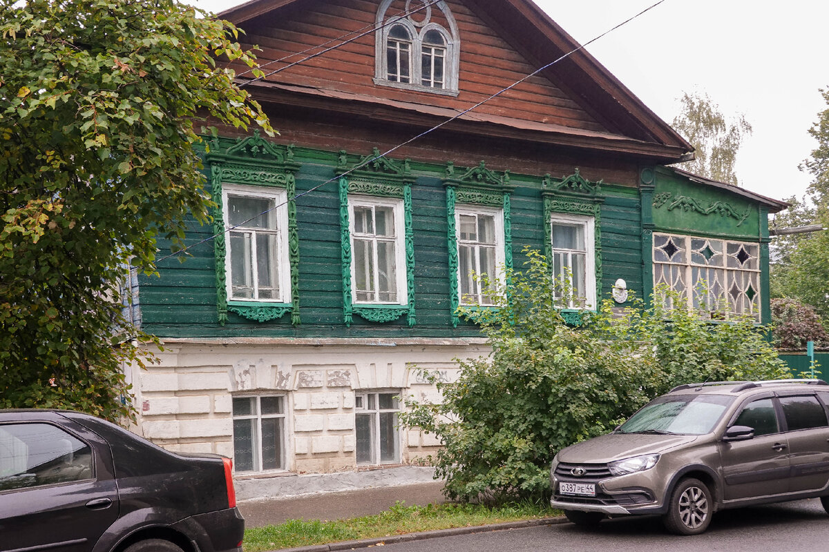 Подготовить такую статью стоило огромного труда, но я все-таки постарался. Слишком уж мне нравится "Жестокий Романс". Фильм снимали, в основном, в Костроме. Но в начале нам показывают Ярославль.-56