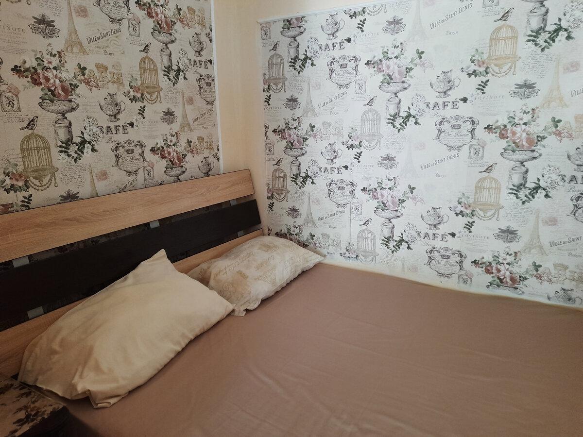 Кровать стоит вплотную к стене