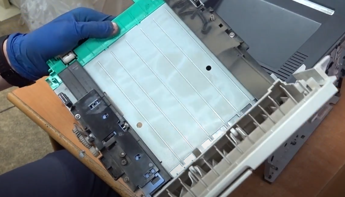 Фото 54. Выкручиваем указанные винты