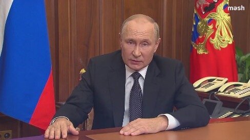     Президент Владимир Путин уже подписал указ о введении в России частичной мобилизации. Она начнется уже сегодня, призывать будут запасников.