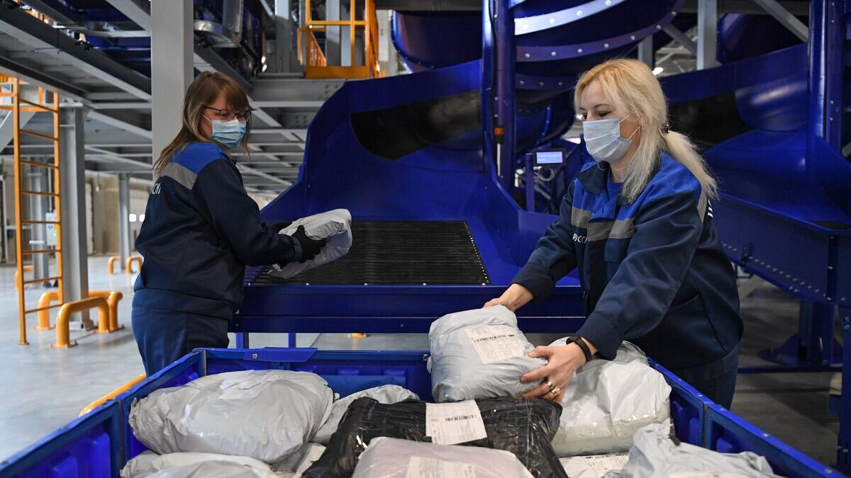    Сотрудницы на линии сортировки крупных посылок в логистическом почтовом центре "Почты России" в Новосибирской области© РИА Новости / Александр Кряжев