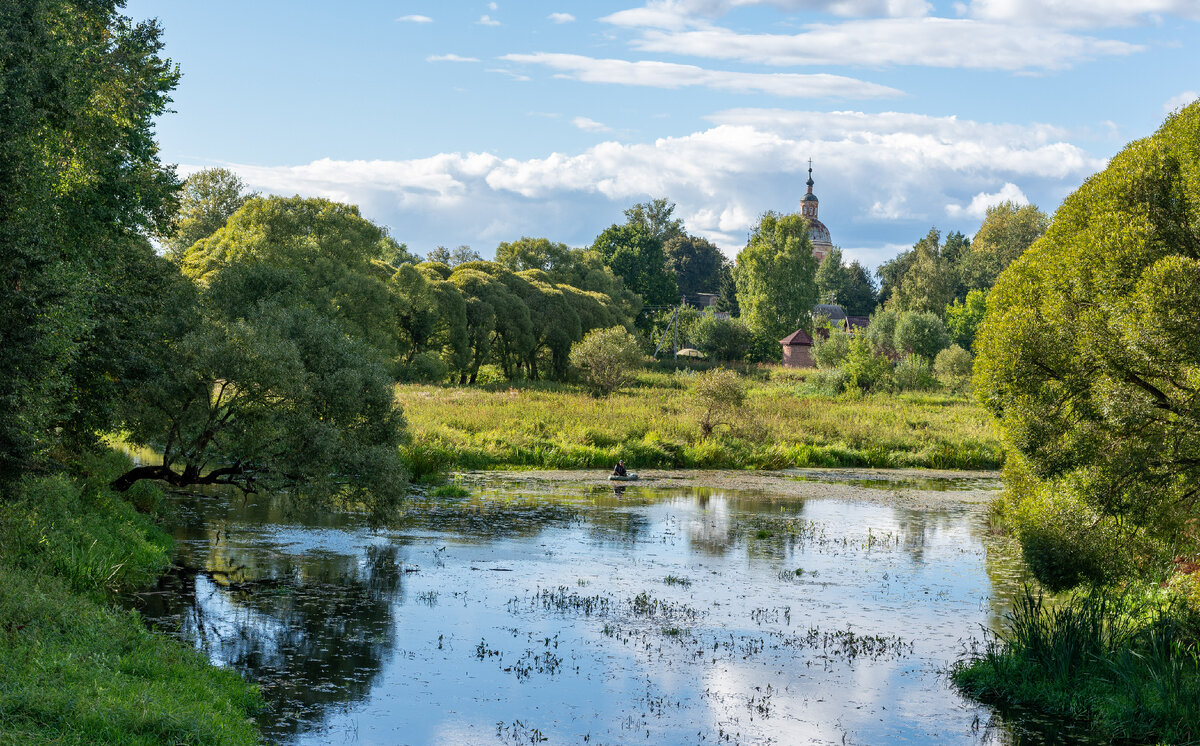 река Вязьма, рыбак на лодке и церковь Петра и Павла