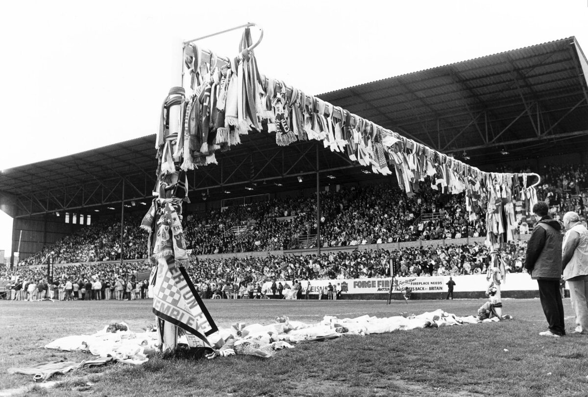     "Ливерпуль" — "Ноттингем Форрест", полуфинал Кубка Англии 1989 года.Давка на одной из трибун стадиона, случившаяся из-за действий полиции, привела к гибели 97 фанатов "красных".