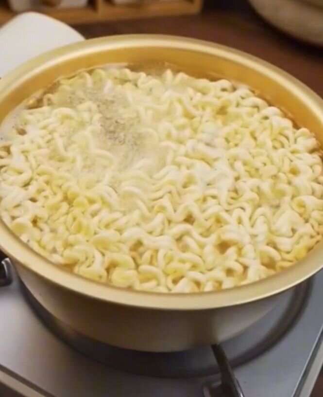 Конечный вид, который приобретает лапша по завершению варки...