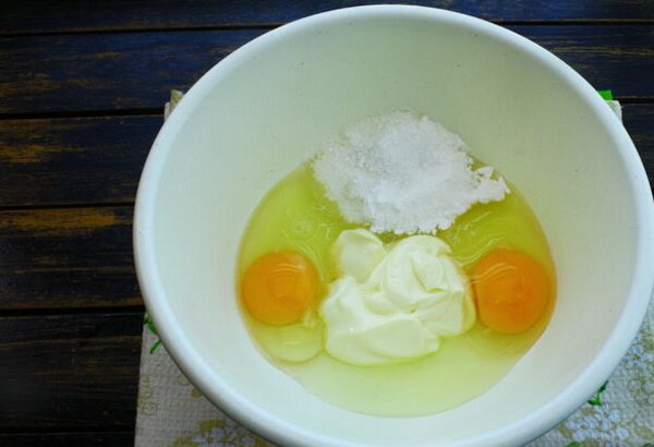 Для объединения компонентов теста понадобится отдельная миска. В ней перемешивают майонез, сахар, разрыхлитель, яйца, соль и ванилин.
