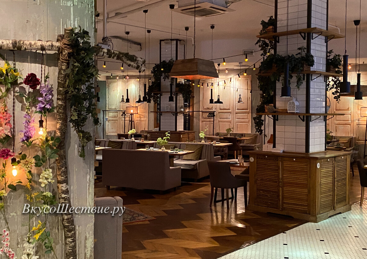 Первый зал на входе >>>> Листайте галерею