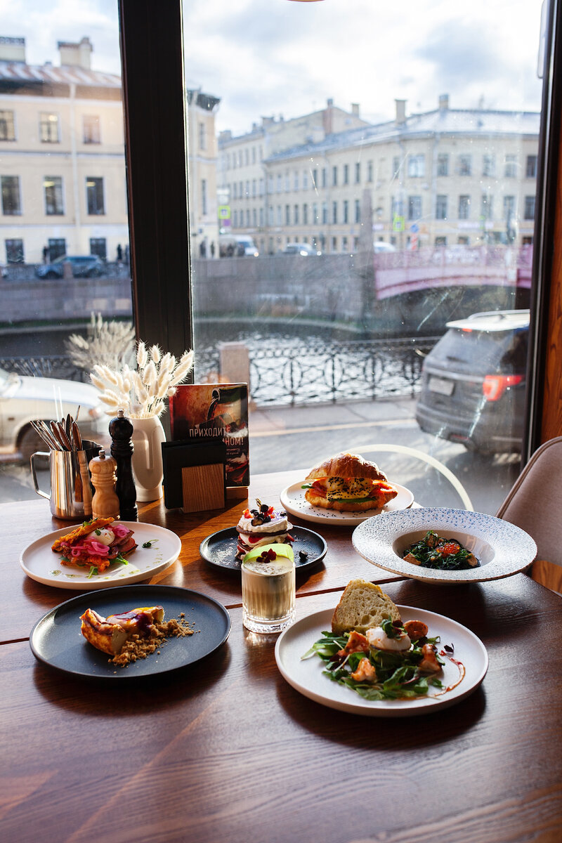 Мастер класс для двоих спб. Завтрак. Завтрак с видом на Петербург. Кофейня с панорамными окнами. Кофе с видом на Питер.