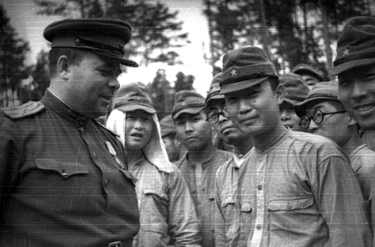 Август 1945 г. Первый день после капитуляции в районе Победино. Фото Григория СОКОЛОВА, фронтового фотокор-
респондента.