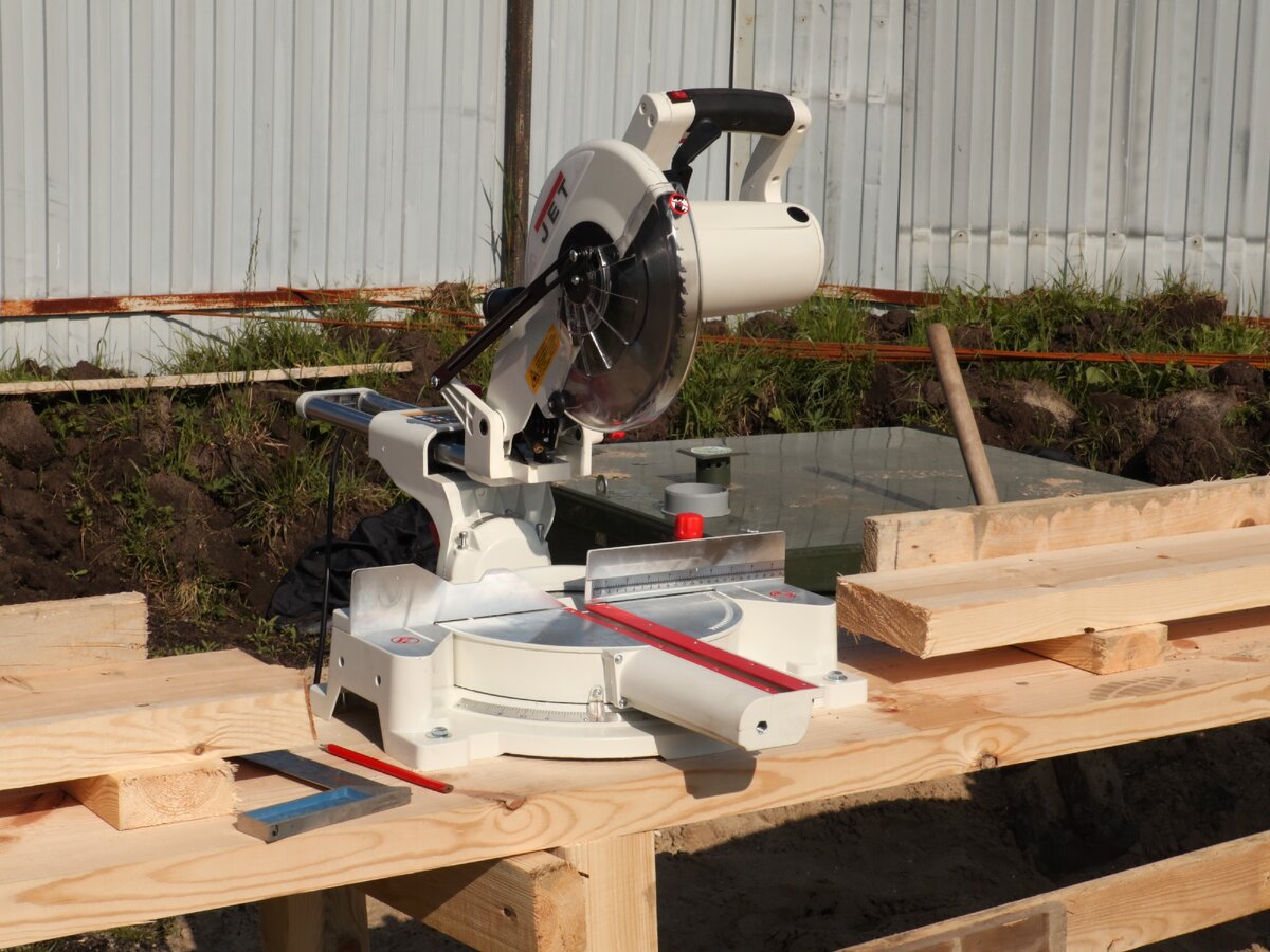Торцовочная пила JET на монтажном столе